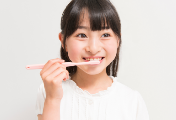 丁寧に歯磨きをする